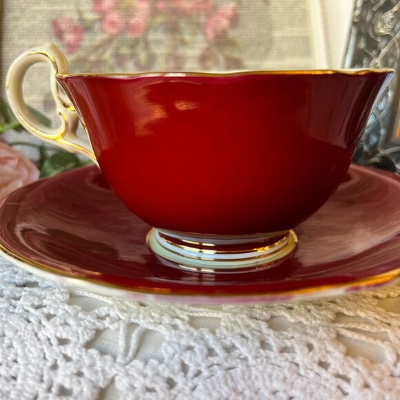 Vintage Red Aysnley Teacup and Saucer with Gold Inlay and Floral Centerpiece - Picture 4 of 10